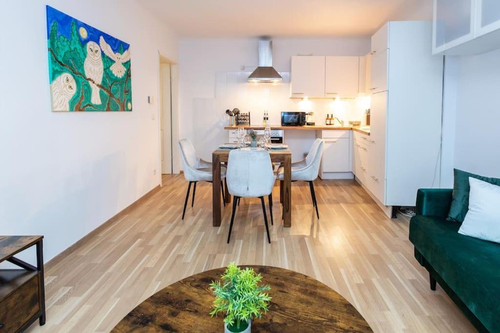 City Apartment Top Location, Quiet And Cozy Ideal To Relax Or Work Wina Bagian luar foto