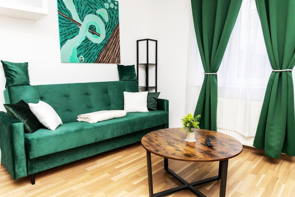 City Apartment Top Location, Quiet And Cozy Ideal To Relax Or Work Wina Bagian luar foto